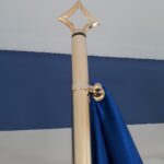 mât hampe drapeau en marbre blanc