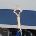 mât drapeau en bois moderne
