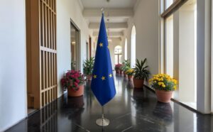 drapeau UE sur pied