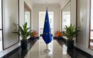 Drapeau UE sur socle en granit raffiné