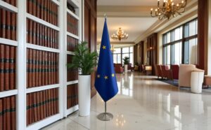 drapeau UE sur hampe