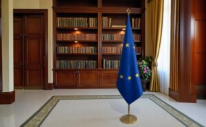 drapeau UE sur hampe