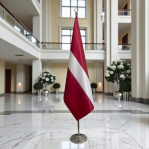 pied socle drapeau Lettonie avec Lettonie avec socle en marbre institutionnel