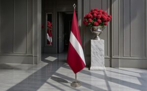 Drapeau Lettonie avec socle en marbre robuste