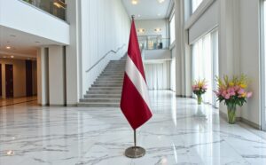 drapeau Lettonie avec socle
