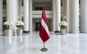 drapeau Lettonie sur hampe