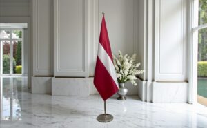 drapeau Lettonie sur hampe
