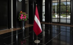 drapeau Lettonie avec socle