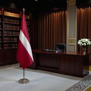 drapeau Lettonie sur hampe