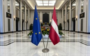 Drapeau Lettonie et socle en bois représentatif