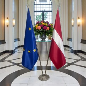 Drapeau Lettonie et socle en bois raffiné