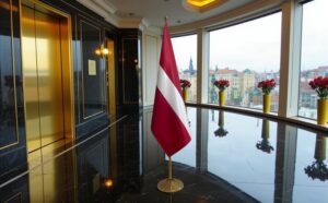 drapeau Lettonie avec socle