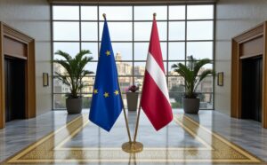 Drapeau Lettonie et socle en marbre professionnel