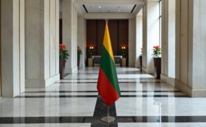 Bannière Lituanie sur socle en inox diplomatique