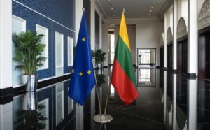 Bannière Lituanie et socle en inox représentatif