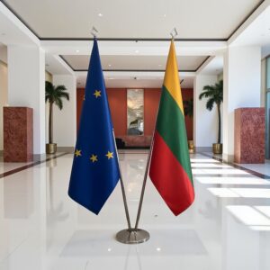 Bannière Lituanie et socle en bois robuste