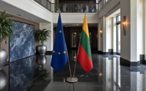 Pavillon Lituanie et socle en bois diplomatique