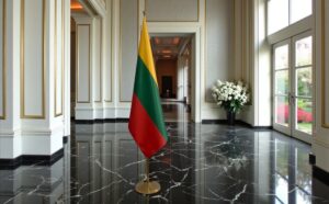 base porte-drapeau en inox brossé institutionnel