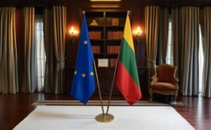 Bannière Lituanie et socle en bois stable