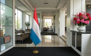 drapeau Luxembourg avec mat