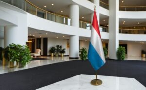 drapeau Luxembourg avec pied