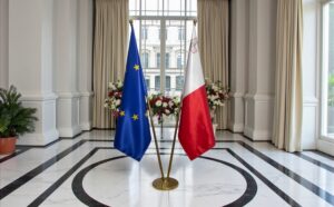 drapeau Malte avec pied