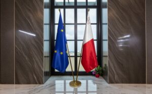 drapeau Malte avec pied