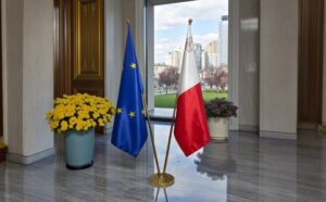 drapeau Malte avec pied