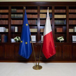 drapeau Malte avec pied