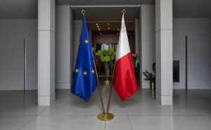 drapeau Malte avec pied