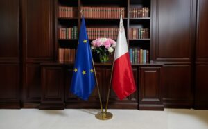 drapeau Malte avec pied