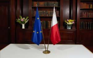 drapeau Malte avec pied