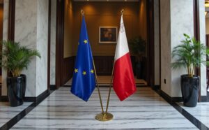 drapeau Malte avec pied