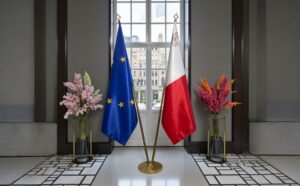 drapeau Malte avec pied