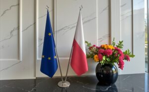 Drapeau Pologne et socle en marbre moderne