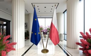 Bannière Pologne sur socle en bois élégant