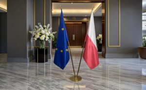 Drapeau Pologne sur socle en marbre de protocole