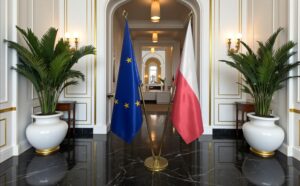 Drapeau Pologne sur socle en marbre élégant