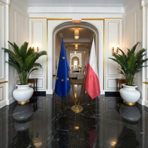 Bannière Pologne sur socle en marbre antidérapant