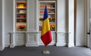 drapeau Roumanie avec pied