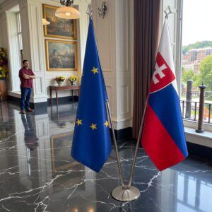 Bannière Slovaquie sur socle en marbre classique