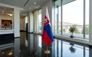 base drapeau Slovaquie avec socle en bois laqué de bureau