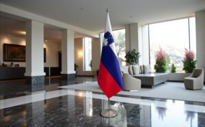 base drapeau Slovenie avec socle en inox brossé haut de gamme