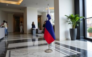 base drapeau Slovenie avec socle en inox brossé de protocole