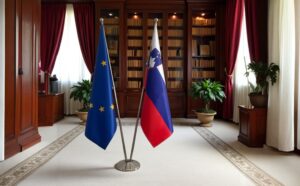 Drapeau Slovenie et socle en bois de bureau