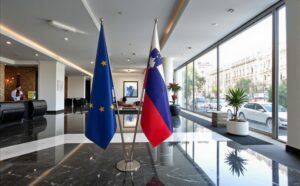 Bannière Slovenie et socle en bois élégant