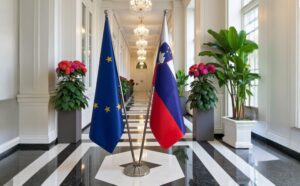 base drapeau Slovenie avec socle en inox noire de protocole