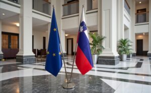 base drapeau Slovenie avec socle en inox noire de cérémonie