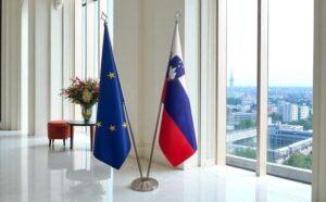 Drapeau Slovenie et socle en marbre de protocole