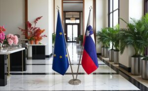 Drapeau Slovenie et socle en marbre moderne